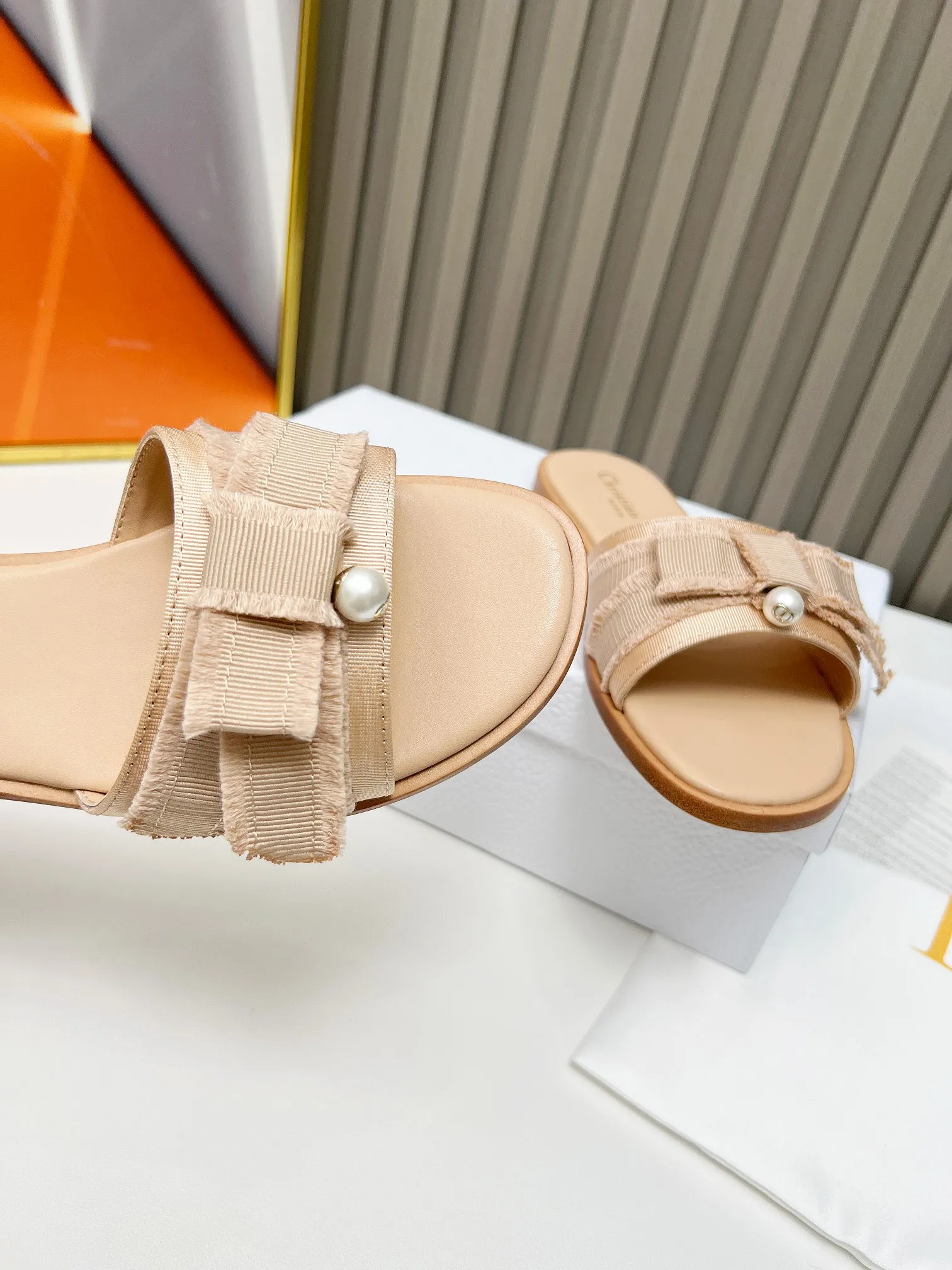 👟👟Ex-factory price 340👟👟 Genuine leather sole +40 DIOR purchasing grade Dior Dior new colors new elements DIOR spring and summer new round toe pearl open toe slippers, retro and versatile. The top version on the market. Upper: Original molded fabric Lining: Water-dyed sheepskin lining Size: #35-42 (40, 41, 42 custom-made, non-refundable)